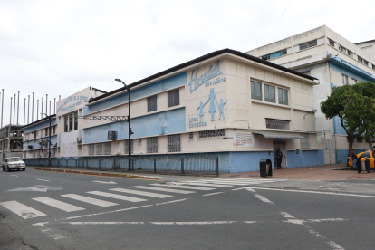 El hospital opera, aunque de forma limitada. El Estado le adeuda millones de dólares y sus empleados llevan impagos 34 meses.