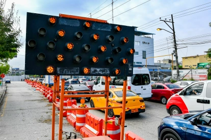 La solución vial que se levanta en la intersección con la avenida Rodrigo Chávez busca mejorar la movilidad, pero conductores aseguran que la obra ha agravado el congestionamiento.