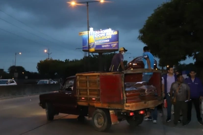 Tras días de espera, los familiares de los desaparecidos en Daule se los llevan a casa.