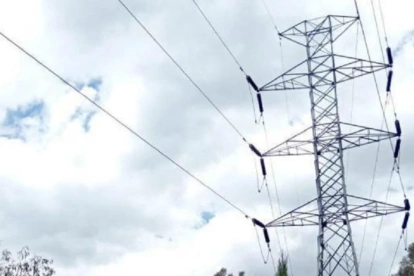 Empresas internacionales evitan participar en proyectos eléctricos ante riesgos políticos y falta de garantías en Ecuador.
