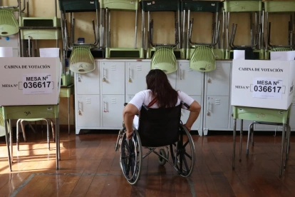 Una persona asistiendo a votar en Lima (Perú), en la primera vuelta electoral de las elecciones presidenciales de 2026.