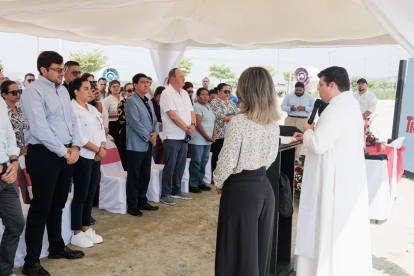 Representantes de Tía y Minutocorp en el evento de la puesta de la primera piedra.