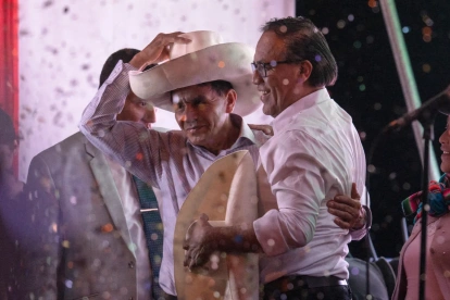 El candidato a la Presidencia de Perú Roberto Sánchez (c) y el hermano del expresidente de Perú Pedro Castillo, José Mercedes Castillo (c-i).