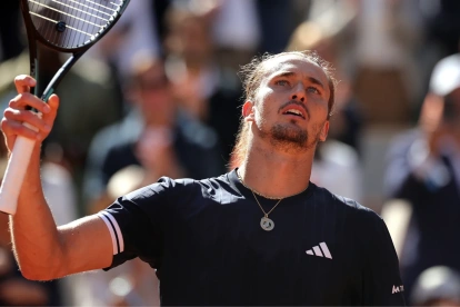 El alemán Alexander Zverev celebra el pase a la final de Roland Garros tras ganar al checo Jakub Mensik.