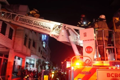 Bomberos de Guayaquil atendiendo una emergencia.