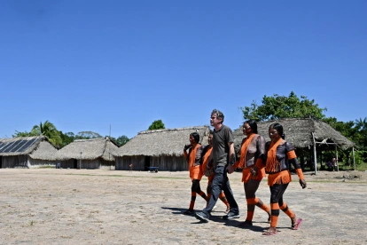 Protesta. Mujeres indígenas junto a Danicley Aguiar, coordinador de la campaña de Pueblos Indígenas.