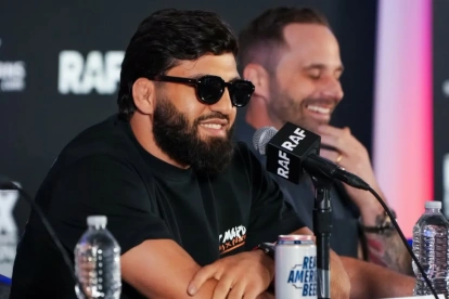 Arman Tsarukyan durante una conferencia de prensa de Real American Freestyle (RAF).