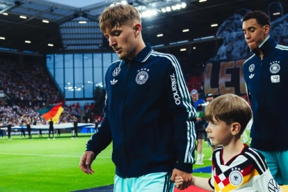 Lennart Karl conduce el balón durante un partido con la selección de Alemania, antes de la lesión que preocupa al equipo de cara al Mundial 2026.