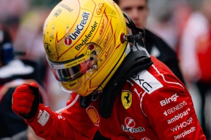 Charles Leclerc y Lewis Hamilton conversan durante una actividad de Ferrari previa al Gran Premio de Mónaco 2026.