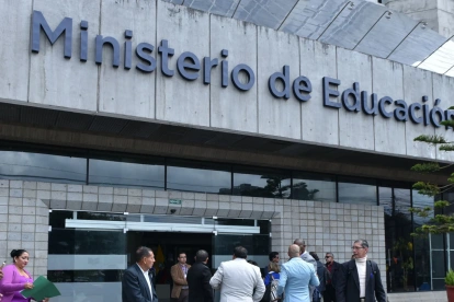 Instituciones educativas enfrentan procesos complejos que, según gremios, dificultan la gestión y transparencia.