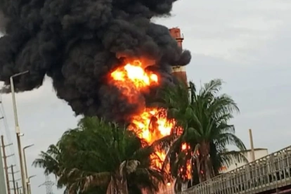 El incendio ya es combatido por los bomberos de Esmeraldas.
