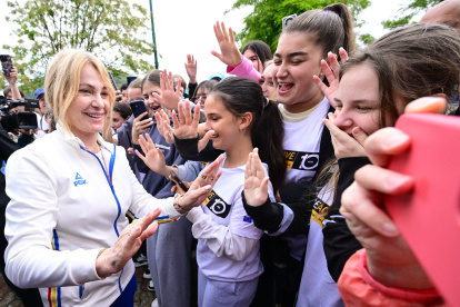Nadia Comaneci fue recibida por decenas de gimnastas de la localidad donde nació.