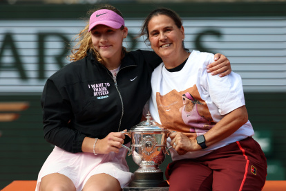 Mirra Andreeva (i) y su entrenadora Conchita Martinez tras recibir el trofeo.