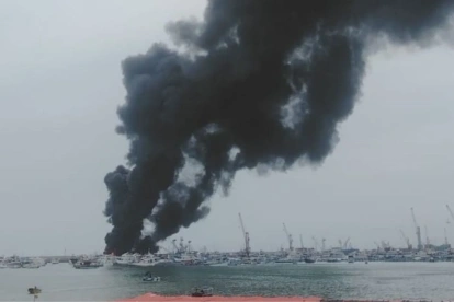 Varias embarcaciones pesqueras se incendiaron el 6 de junio en el puerto de Manta.
