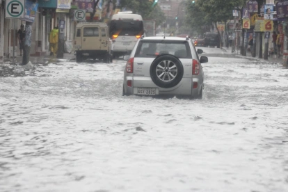 El río Milagro y esteros como Las Damas presentan acumulación de basura y maleza, lo que incrementa el riesgo de desbordamientos.