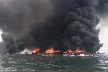 Incendio en el puerto de Manta dejó dos heridos y afectó ocho embarcaciones.
