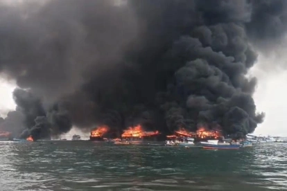 El espeso humo se esparció por todo el mar de Manta.