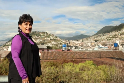 Mónica Moreira y su esposo José María Sáez llegaron a su casa en la Galápagos, hace 31 años. La han ido interviniendo poco a poco, desde la terraza la vista es increíble.