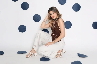 Los polka dots se reinventan esta temporada con propuestas que mezclan elegancia, frescura y un aire juguetón.