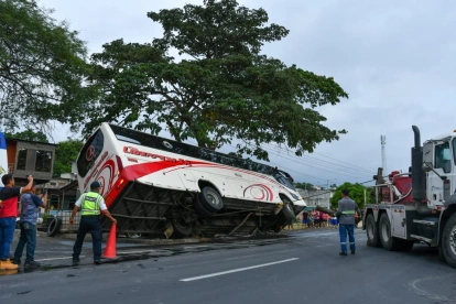 El bus inicialemte quedó completamente volcado.