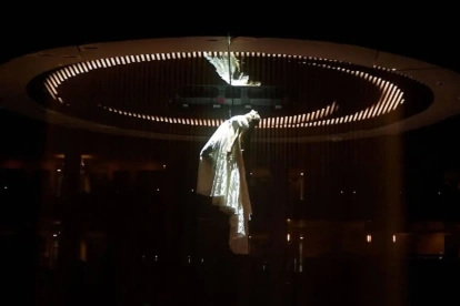 Al final del concierto, la cantante realizó un ascenso hacia una estructura de luces similar a un ovni