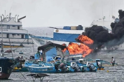 Lancheros arriesgaron sus vidas para rescatar a tres trabajadores atrapados durante el incendio en el puerto de Manta.