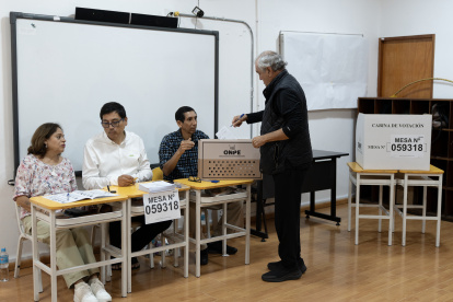 Una persona vota este domingo, durante la segunda vuelta de las elecciones presidenciales, en Lima (Perú).