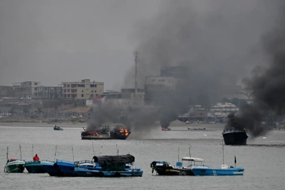El incendio se originó en el Puerto de Manta, provincia de Manabí.