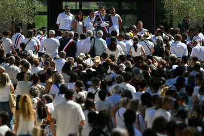 El alcalde Gregory Bobbato da un discurso durante las marchas en Fleurance.