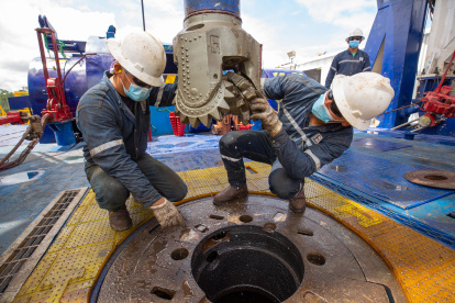 Trabajadores hacen labores en un pozo de petróleo en Ecuador.