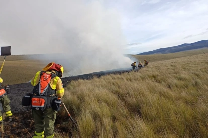 Bomberos de Quito controlaron el incendio forestal registrado este domingo en el sector de Yurac, en la parroquia de Píntag.