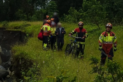 Bomberos rescataron a tres ciclistas extraviados en la ruta Lloa–Mindo con apoyo de drones en zona de difícil acceso.