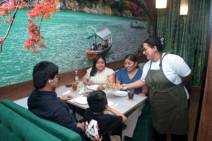 Una familia se sirve una comida en el restaurante Natsumi, en Guayaquil.