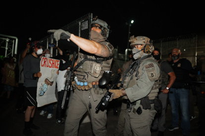Oficiales  del Servicio de Inmigración y Control de Aduanas (ICE) despejando protestas en Newark.