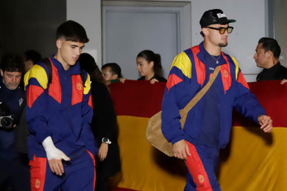 La Selección de España llegó a Norteamérica para el Mundial 2026. Pau Cubarsí (izq.) y Marc Pubill en la gráfica.