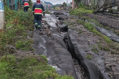 Lluvias en Quito provocaron desbordamiento de quebrada en Paquisha, ingresando agua a una vivienda sin daños a personas ni bienes reportados oficialmente confirmados.