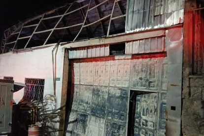 Incendio en La Tola Alta de Zámbiza arrasó una carpintería en Quito durante la madrugada sin reportes de personas afectadas heridos ni fallecidos