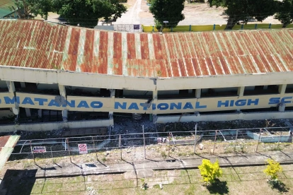 Miembros de los equipos de rescate se dirigen a edificio derrumbado por el terremoto en General Santos (Filipinas) este lunes.