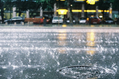 Referencial. La lluvia intensa anega calles y mantiene bajo vigilancia a 17 provincias del país, según el Inamhi.