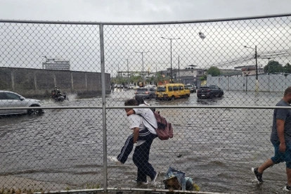 Peatones y conductores se movilizaron en la zona inundada en la parroquia La Aurora.