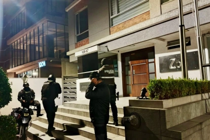 Agentes de la Policía realizan un operativo nocturno frente a un establecimiento cerrado en Quito, en el marco del Caso Blindado.