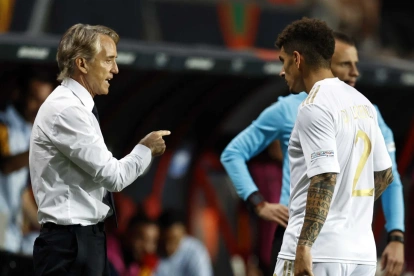 El seleccionador de Italia, Roberto Mancini, junto a Giovanni Di Lorenzo durante el partido de semifinales de la UEFA Nations League entre España e Italia en el Estadio De Grolsch Veste.