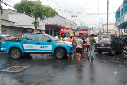 Paramédicos acudieron al sitio del choque para atender a los ocupantes de los vehículos siniestrados.