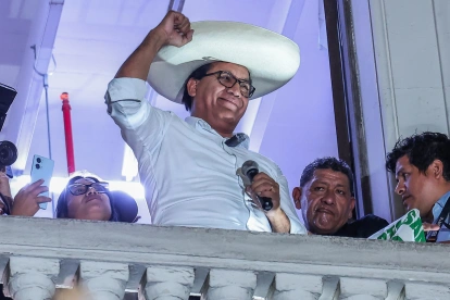 Roberto Sánchez se dirige a simpatizantes durante un acto público, mientras avanza el conteo electoral en Perú.