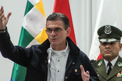 El presidente de Bolivia, Rodrigo Paz, habla en una rueda de prensa donde promulgó la ley de Regulación de Estados Excepción.
