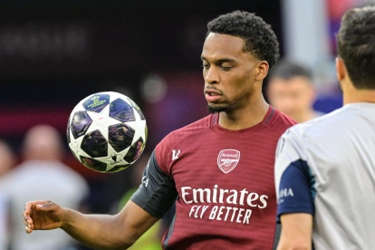 El jugador del Arsenal, Jurriën Timber, participa en una sesión de entrenamiento en el Puskás Aréna de Budapest.