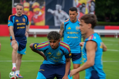Lamine Yamal (c) se recupera de una lesión y es duda para el debut mundialista de España ante Cabo Verde.