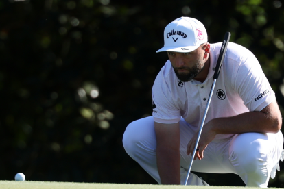 Jon Rahm observa el fairway del hoyo 15 durante la primera ronda del Torneo Masters 2026 en Augusta, Georgia, Estados Unidos.