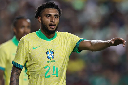 Éderson reemplaza al lesionado Wesley.