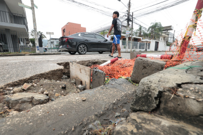 Crítica. Diferentes vecinos denunciaron que materiales de trabajos taponaron sumideros.